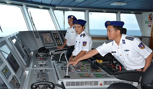 Thủy thủ tàu Cảnh sát biển 8002 điều khiển tàu.