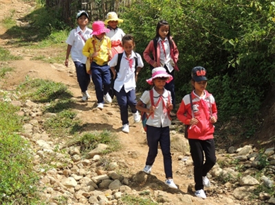 NÂNG BƯỚC EM ĐẾN TRƯỜNG