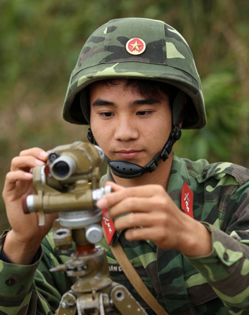 Chiến sĩ phân đội 14, Đoàn B25 đo cự ly và quan sát đạn của pháo binh