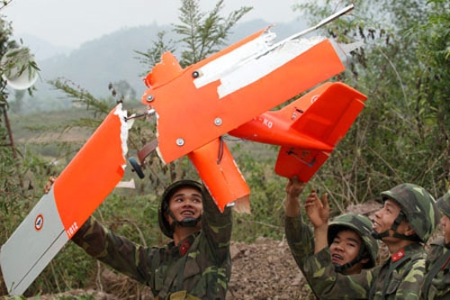 “Chiến lợi phẩm” của các chiến sĩ sau khi hạ gọn “mục tiêu bay của địch