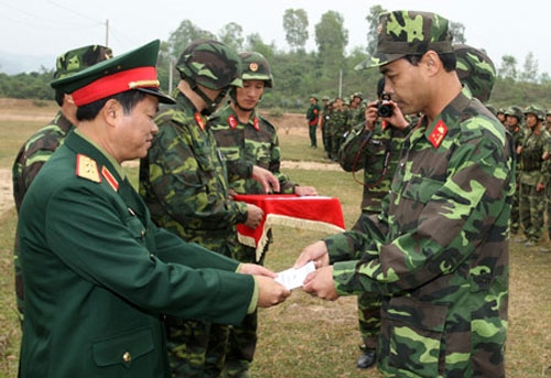 Trung tướng Đỗ Bá Tỵ - Thứ trưởng Bộ Quốc phòng tặng quà, động viên các đơn vị tham gia diễn tập