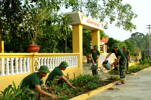 Chăm sóc vườn hoa ở Phân đội 1