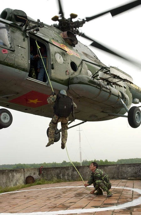 Phi công Trung đoàn 917 thực hành huấn luyện đổ bộ đường không