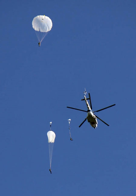 Máy bay Trung đoàn 917 tham gia huấn luyện nhảy dù