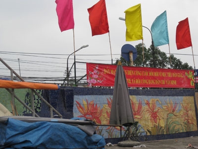 Ô dù để ngổn ngang cạnh con đường gốm sứ