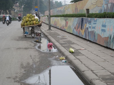 Rác đang góp phần làm mĩ quan “Con đường gốm sứ” xuống cấp