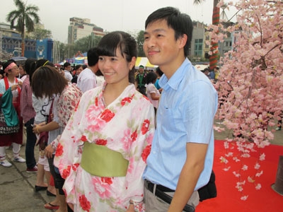 Các bạn trẻ chụp ảnh lưu niệm bên hoa anh đào
