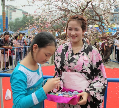 Thiếu nữ Hà Nội trong trang phục Kimono phát biểu tượng về đất nước Nhật Bản cho khách thăm quan