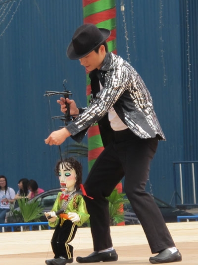 Điều khiển con rối biểu diễn động tảc nhảy của ca sĩ Michael Jackson