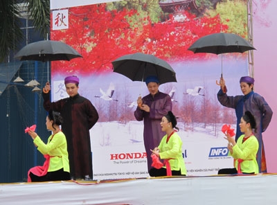 Tiết mục hát chèo tại lễ hội