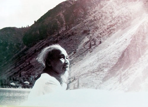 Chủ tịch Hồ Chí Minh thăm thắng cảnh hồ Lasuk (Nga), tháng 7-1959