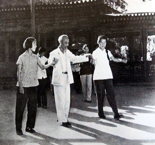 Chủ tịch Hồ Chí Minh thăm lán trại của dân du mục ở Tân Cương, Trung Quốc và cùng hát bài “Đồng cỏ vui tươi” năm 1959