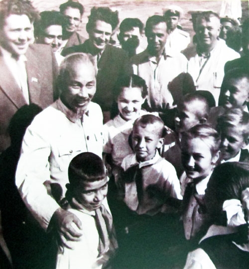Chủ tịch Hồ Chí Minh với các cháu thiếu nhi thành phố Kiép, tháng 7-1959