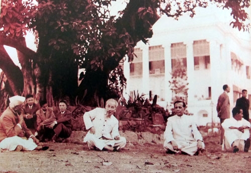 Chủ tịch Hồ Chí Minh thăm nhà lưu niệm của đại thi hào Tagor trong chuyến thăm Ấn Độ tháng 2-1958