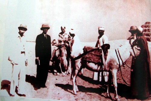 Chủ tịch Hồ Chí Minh ghé thăm Kim tự tháp Sekherat, Ai Cập trên đường thăm chính thức nước Pháp ngày 9-6-1946