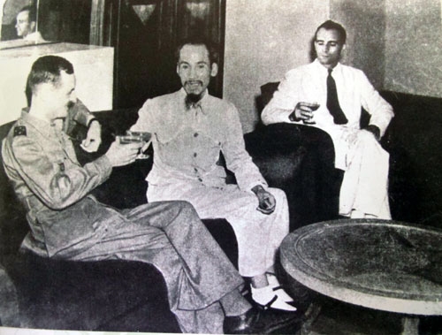 “Chủ tịch Hồ Chí Minh tiếp ông G.Xanhtơny – đại diện Chính phủ Pháp và tướng Lơcléc – Trưởng phái đoàn quân sự Pháp đến chào Người tại Bắc Bộ Phủ, tháng 3-1946”