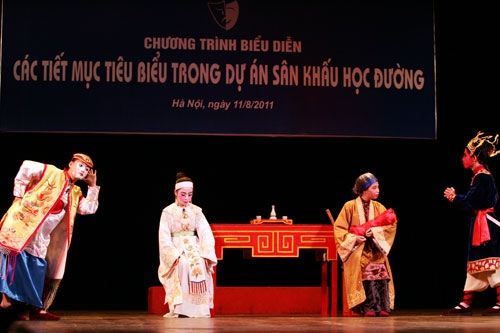 Kim Lân tạm biệt mẹ trong tuồng