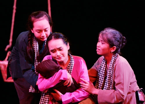 Trích đoạn chị Minh Khai gửi con đi hoạt động cách mạng do các em học sinh Trường THCS Đặng Thai Mai (Nghệ An) trình diễn