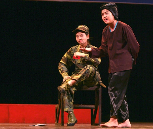 Mẹ Thuận trong vở Một thời đất lửa do học sinh THCS Ngô Quyền (Quảng Nam) biểu diễn