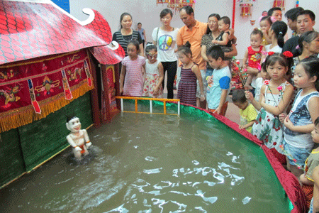 Chương trình múa rối nước thu hút nhiều khán giả nhí