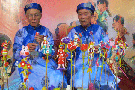 Các nghệ nhân đang nặn tò he