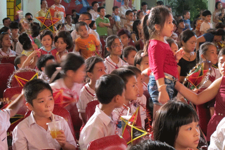 Đông đảo khán giả nhí háo hức thưởng thức các tiết mục tại lễ hội