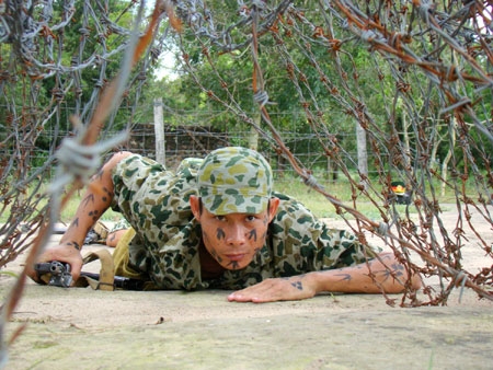 Luồn qua những hàng rào kẽm gai nhọn hoắt