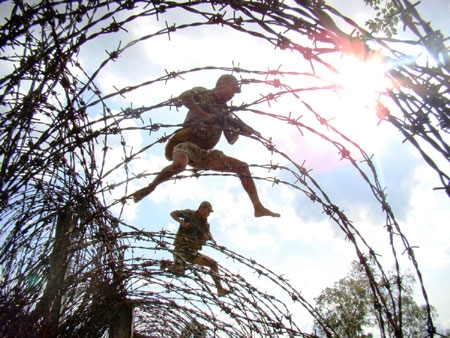 Chân trần vượt thép gai