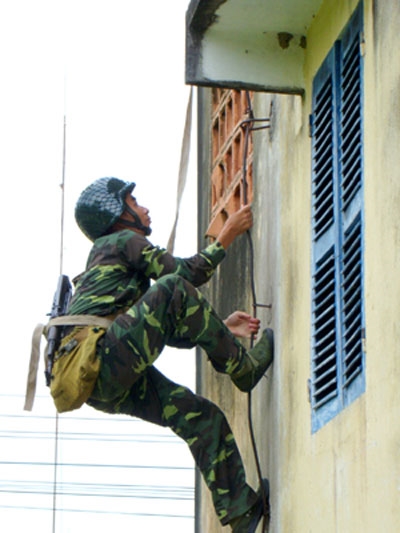 Leo lên nhà cao tầng bằng tay không