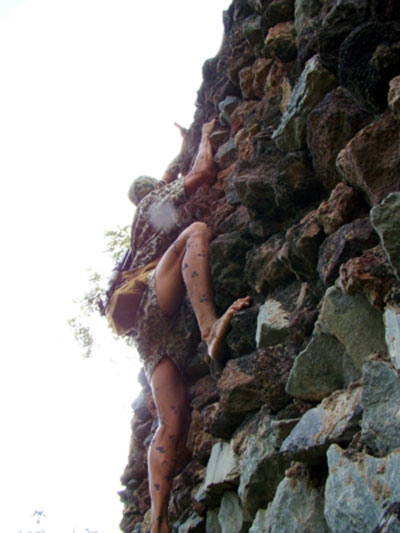 Vượt qua vách núi cheo leo