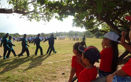 Các cháu của xã đảo rất vui, tự hào khi được ngắm nhìn bố trong đội hình
chào cờ hàng tháng.