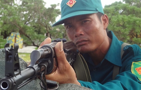 Anh Hồ Dương-Đội phó Đội Tự vệ luôn hoàn thành xuất sắc nhiệm vụ, được quân dân xã đảo Đảo Song Tử Tây tin yêu.