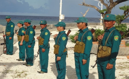 Đội tự vệ của đảo Song Tử Tây đang thực hành huấn luyện