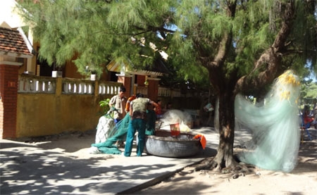 Các hộ gia đình xã đảo Song Tử Tây chuẩn bị ra khơi đánh bắt hải sản