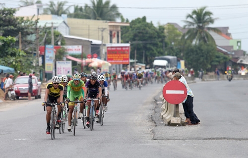 Các tay đua bám đuổi nhau san sát suốt chặng 5.