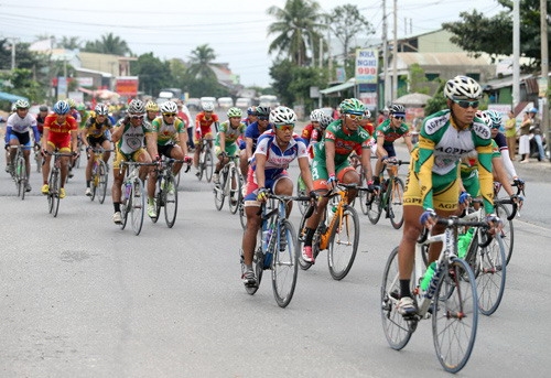 Các tay đua bám đuổi nhau từng xen-ti-mét.
