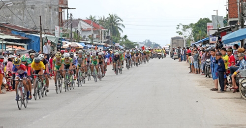 Người hâm mộ chào đón đoàn đua kín hai bên đường.