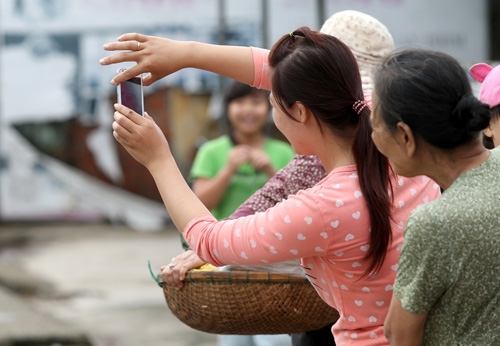 Người hâm mộ cố gắng ghi lại hình ảnh bằng điện thoại.