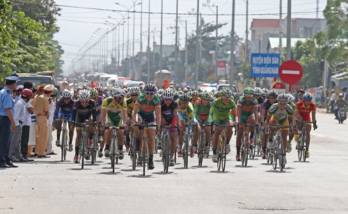 Chặng này các tay đua bám đuổi nhau sát nút.