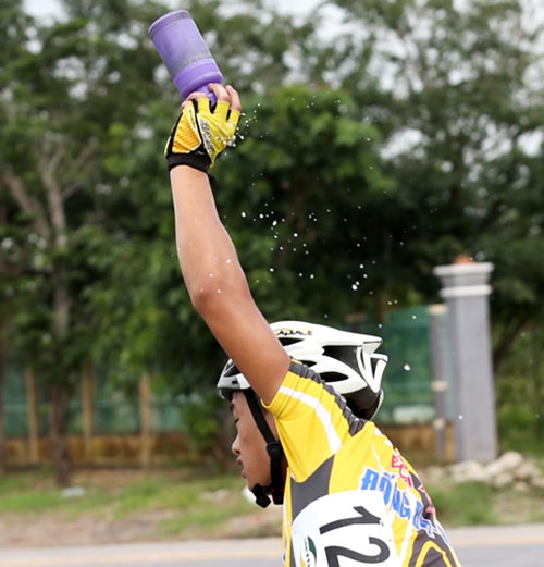 Một cua-rơ ra hiệu xin được tiếp tế nước.