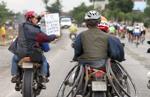 Tổ trọng tài thông báo thời gian, khoảng cách giữa các VĐV.