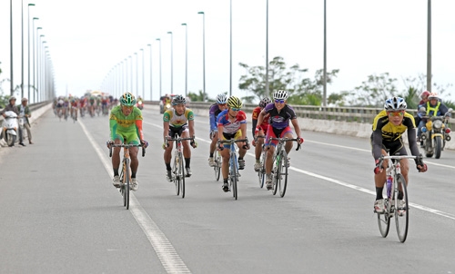 Các cua-rơ vượt cầu tiến về TP Đà Nẵng.