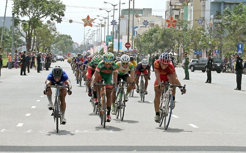 Các cua-rơ nỗ lực rút đích.