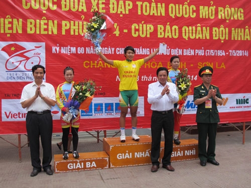 Đại tá Phạm Văn Huấn, Bí thư Đảng ủy, Phó tổng biên tập Báo Quân đội nhân dân, Phó trưởng Ban tổ chức cuộc đua và ông Bùi Đức Hải(đứng giữa), Tỉnh ủy viên, Phó Chủ tịch UBND tỉnh Sơn La trao giải nhất, nhì và ba cho các VĐV nữ.