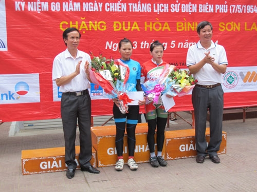 Ông Trần Bảo Quyến, Phó giám đốc Sở VH-TT&DL Sơn La và ông Lê Khắc Hiệp, Phó chủ tịch Hội đồng quản trị Tập đoàn Vin Group trao giải 4 và 5 cho VĐV.