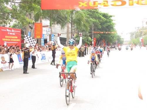 VĐV Nguyễn Thị Thật lần thứ ba cán đích đầu tiên.