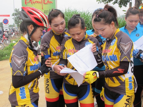 Chăm chú xem kết quả cuộc đua.