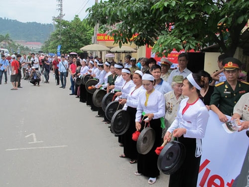 Đồng bào dân tộc mở hội đón đoàn đua.