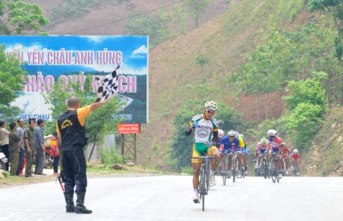 Cua-rơ Nguyễn Thành Tâm đội Bảo vệ thực vật An Giang cán đích đầu tiên đèo Chiềng Đông mang về cho mình 15 điểm.