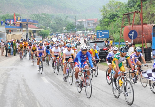 Vị trí xuất phát chặng 3 của đội nam là chân đèo Tòng Đậu, thị trấn Mai Châu.